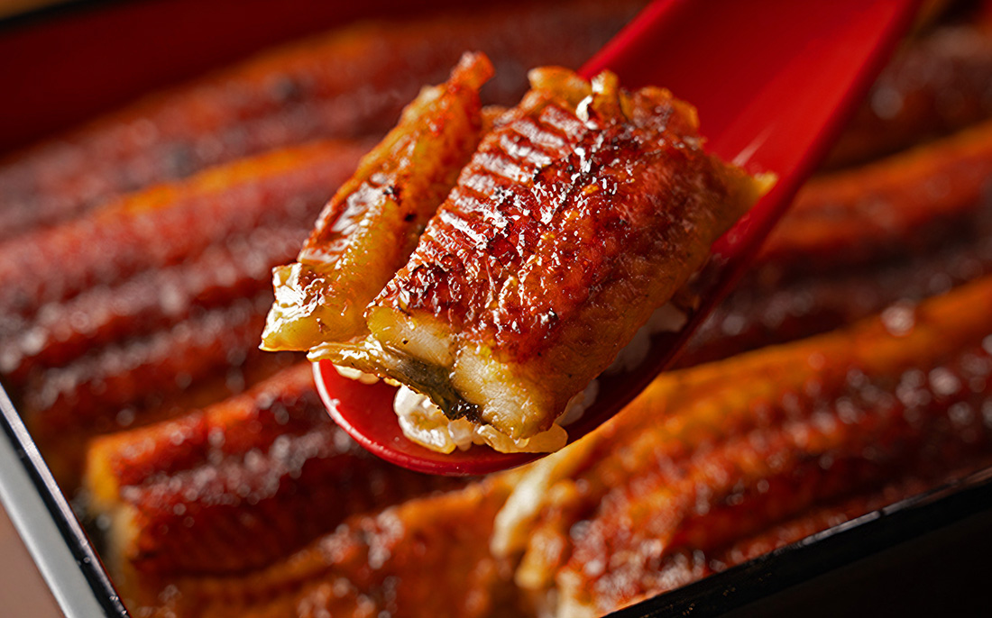 外はパリッ、中はふわっ。名物“パリふわ鰻”を、昼は気軽なうなぎランチで、夜は一杯のおともに楽しめます。